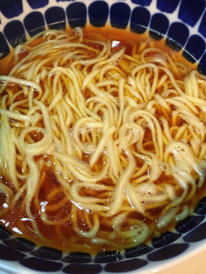 麺を湯がきます。