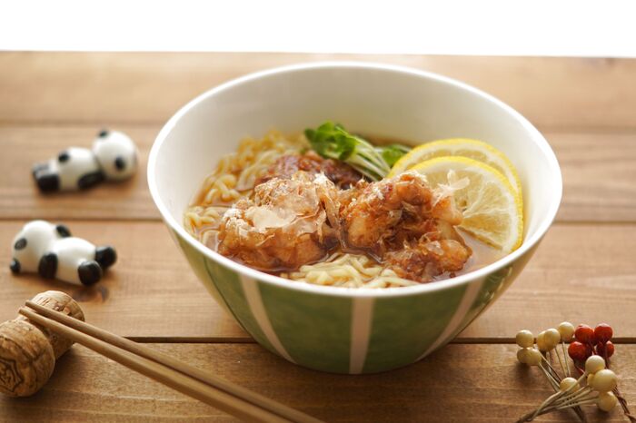 日清ラ王醤油味に電子レンジでヘルシー鰹節衣の唐揚げ風乗せ