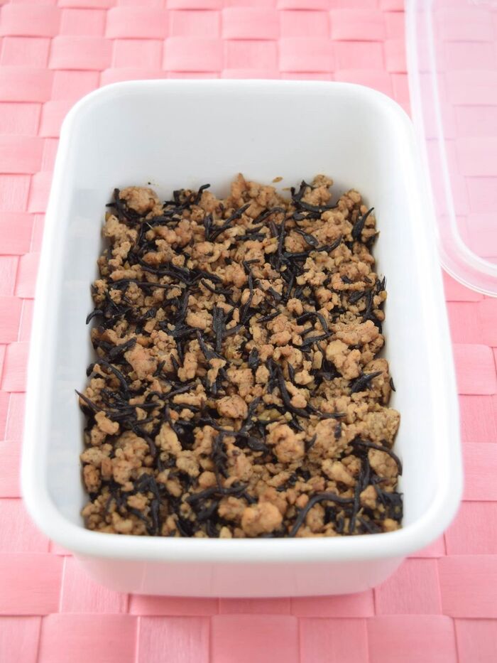 ひじき鶏そぼろ 作り置きレシピ いつもの鶏そぼろに鉄分をプラス!