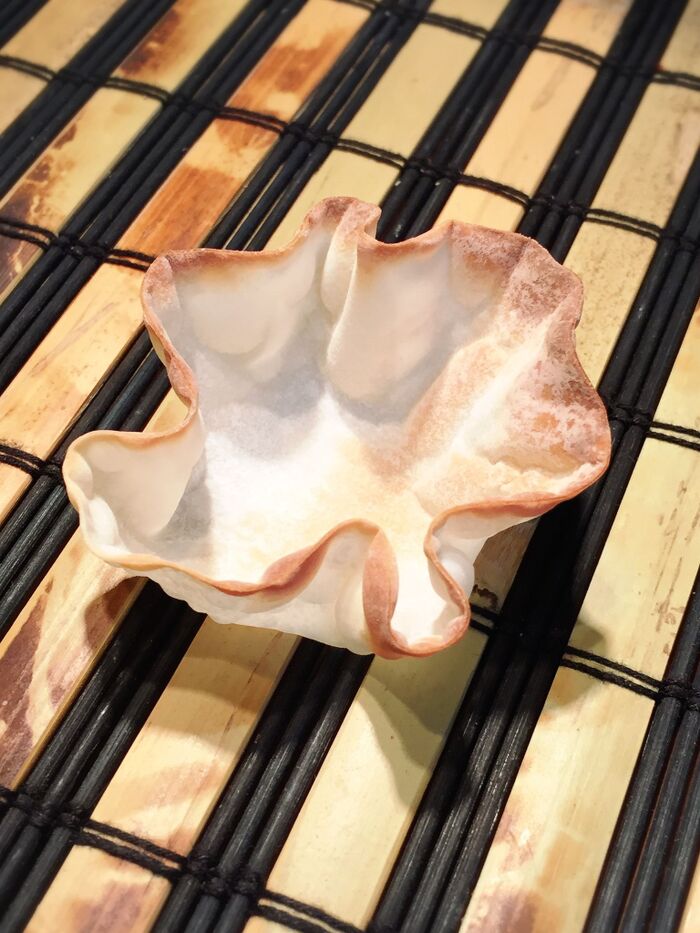 餃子の皮で船を作ります。