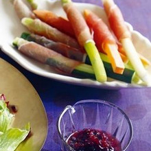 お家でバル風!お酒と一緒に「スティック野菜の生ハム巻き」はいかが?