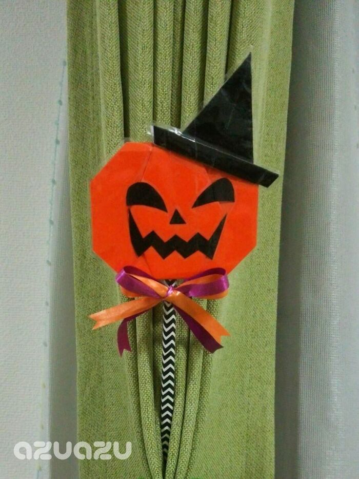 カーテンに刺して飾ったり