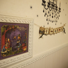 ウォールステッカーとガーランド&額で壁を華やかに