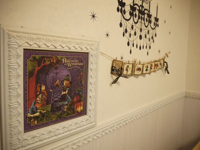 ウォールステッカーとガーランド&額で壁を華やかに