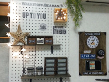 1枚の有孔ボードで古いアルミサッシをカバー!収納力アップ♪