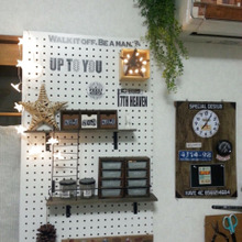 1枚の有孔ボードで古いアルミサッシをカバー!収納力アップ♪