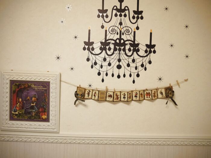 上部にウォールステッカーを貼る