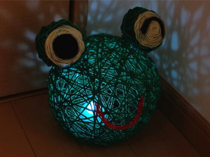 暗いところで光らせると