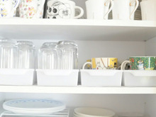 ダイソーの隙間トレーで食器棚を使いやすく