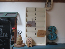 100均で意外とできる!ルーバー風ディスプレイ棚♡