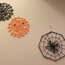 吹き抜けの壁面にseriaの蜘蛛グッズを!