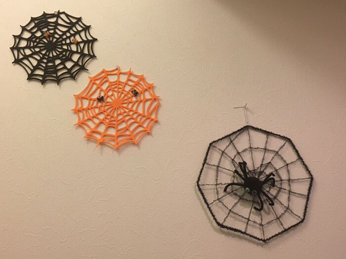 吹き抜けの壁面にseriaの蜘蛛グッズを！