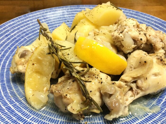 夏の終わりにお薦め。サッパリ!ガッツリ!鶏手羽元のレモン煮
