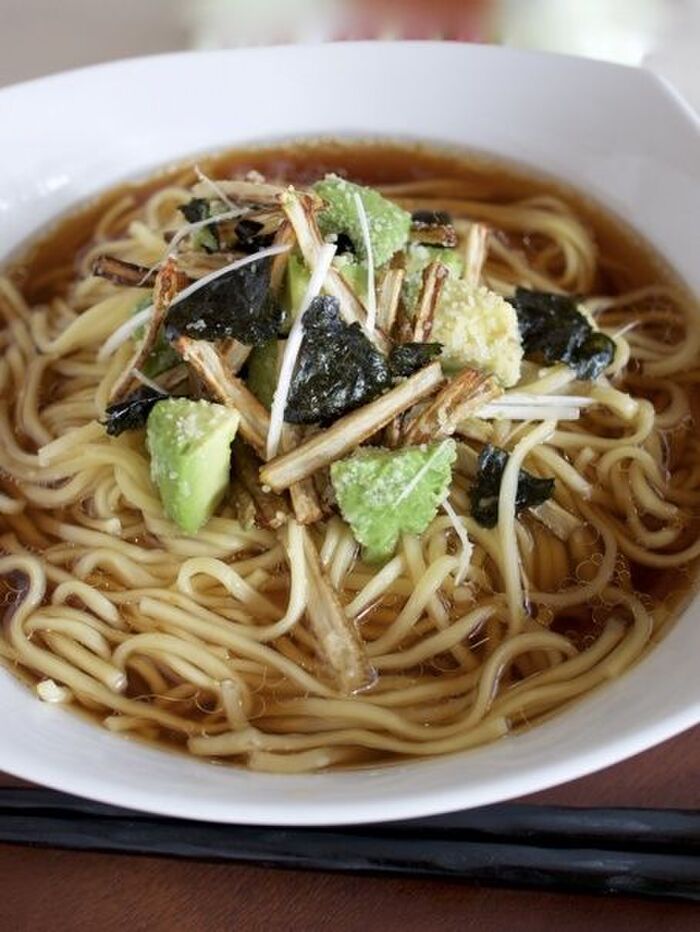 揚げごぼうとアボカドのパルメザンチーズ和えのせラーメン