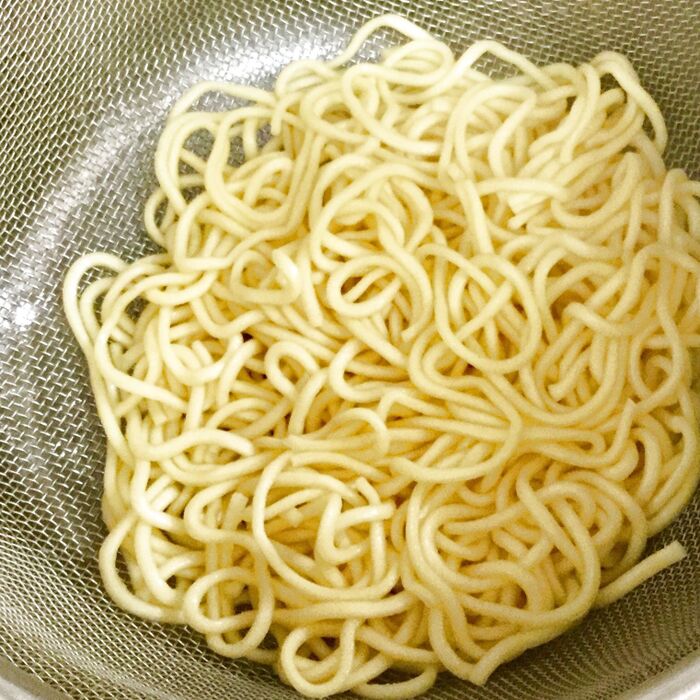 麺を茹でます