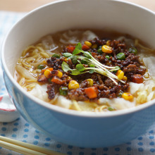 日清ラ王と冷凍ミックスベジタブルでカサ増し!ピリ辛肉味噌