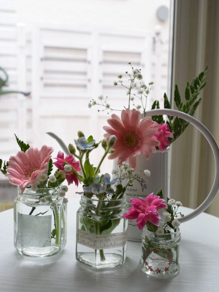 空き瓶やジョウロに切り花を可愛く飾りましょう