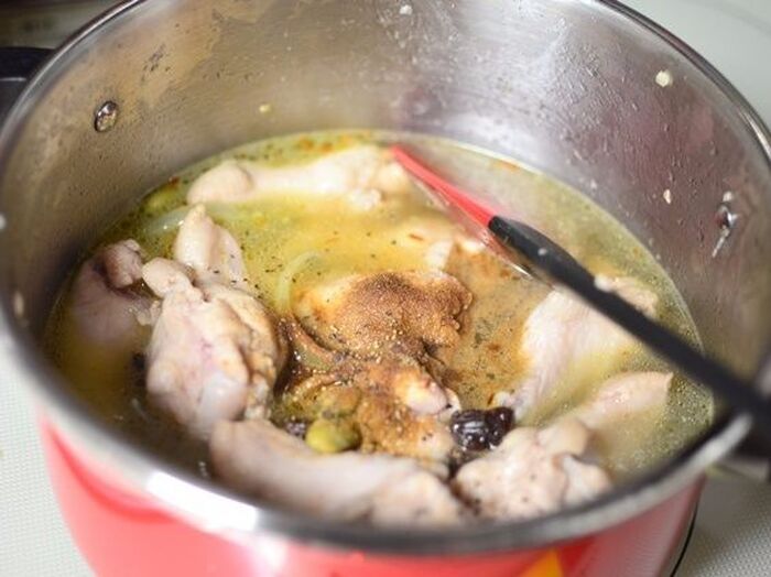 4.スパイスを加えて煮る