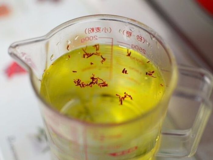 2.サフラン水を作る。材料を切る。