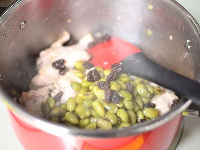 3.鶏手羽元を炒める。