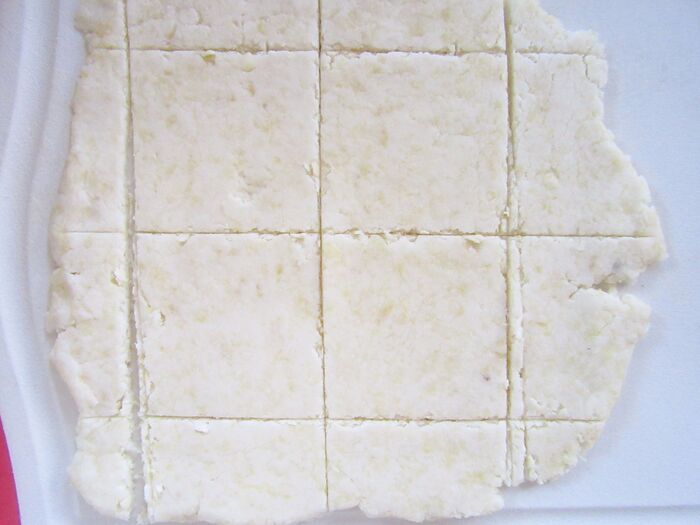 生地をカットする。