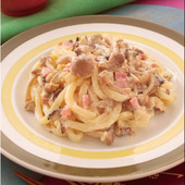 きのこを使った秋レシピ「きのことベーコンのクリームソースうどん」