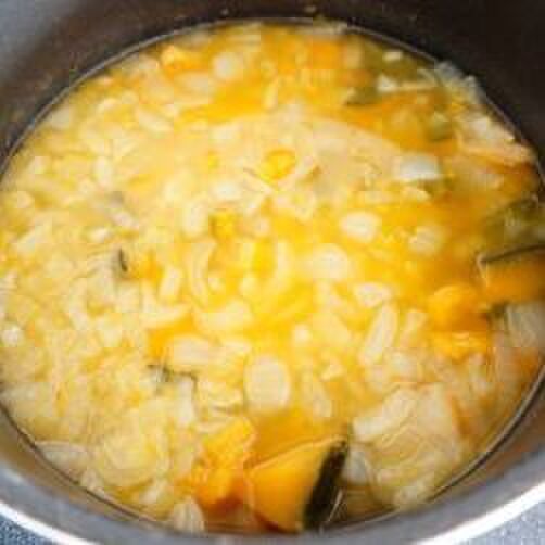 ①鍋にかぼちゃ煮、玉ねぎ、水、ブイヨンを入れて煮る