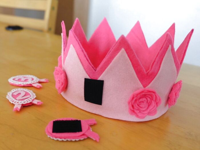 お花とロゼットを貼る