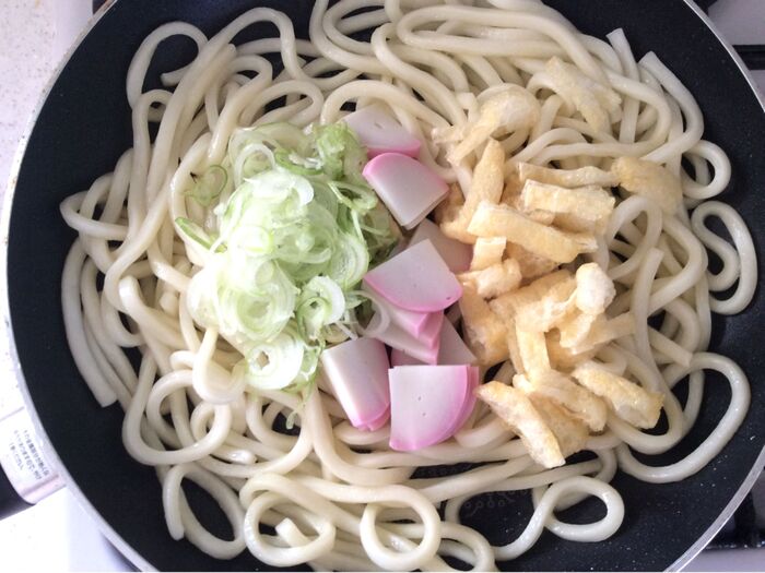 具材を 入れて 炒めます♪