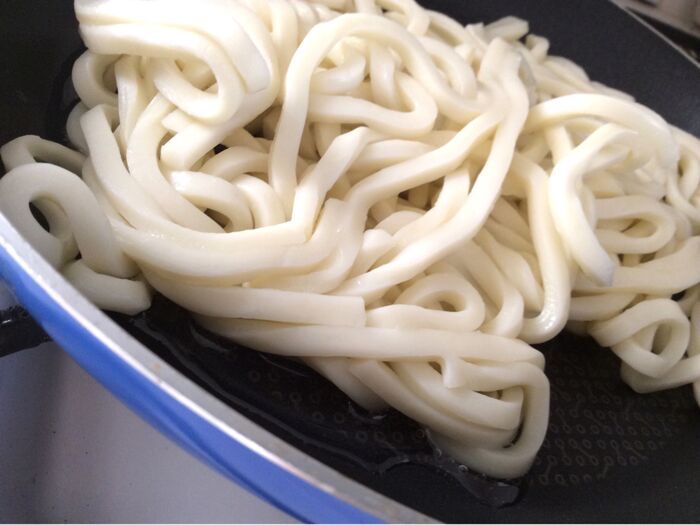 うどんを 炒めます♪