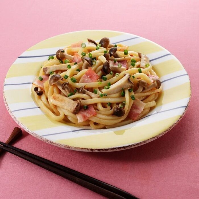 きのこを使った秋レシピ「きのこのバターじょうゆうどん」