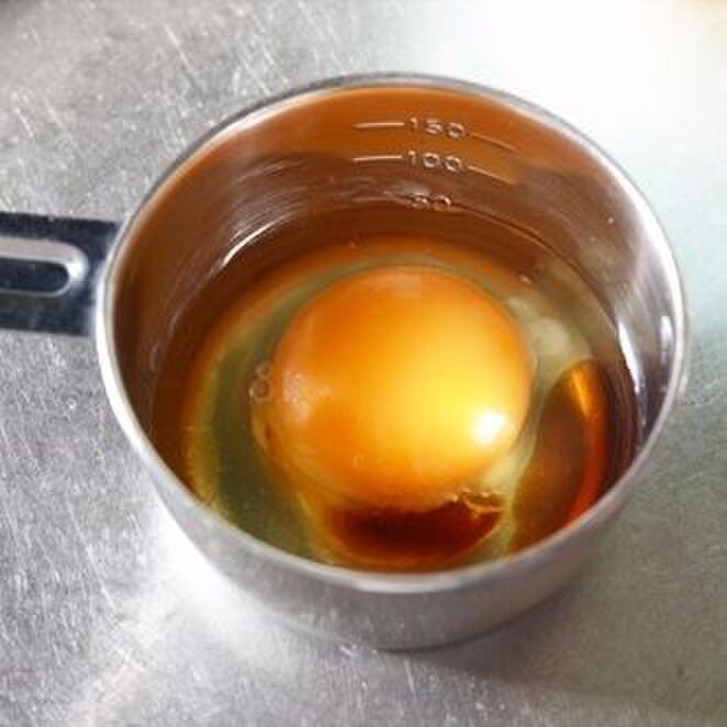 卵を割る