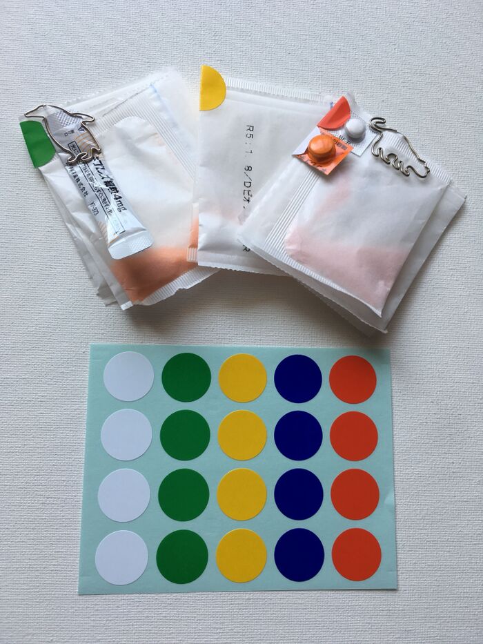 【それぞれの薬にシールを貼る】