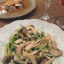 簡単美肌レシピ(^m^@)たっぷりきのこと豆苗のうまうま塩麹炒め