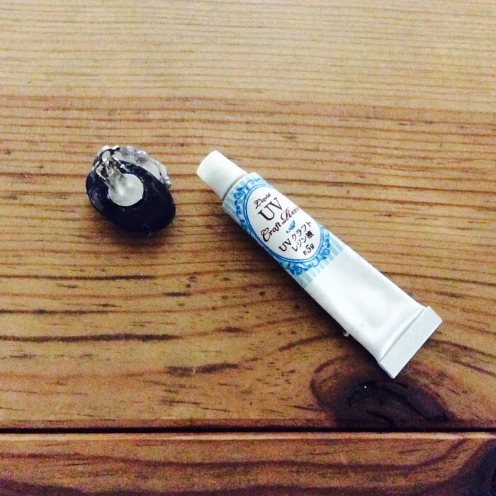 レジン液でイヤリングパーツを付ける。