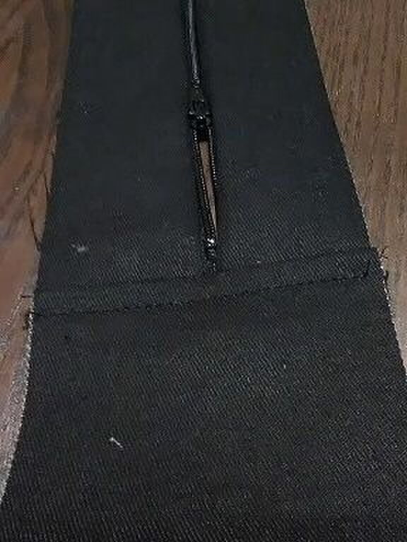 ジッパーのパーツを縫う