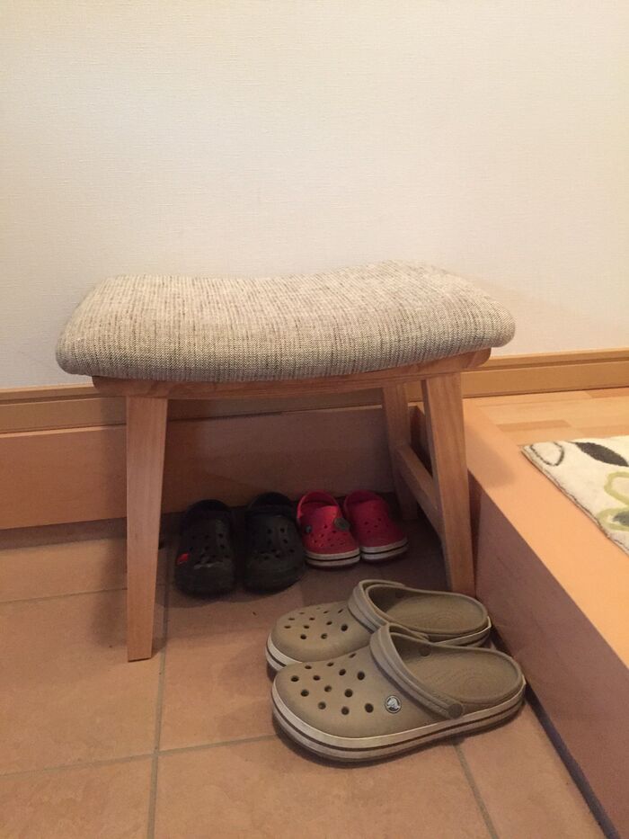 玄関に椅子を置くだけですが