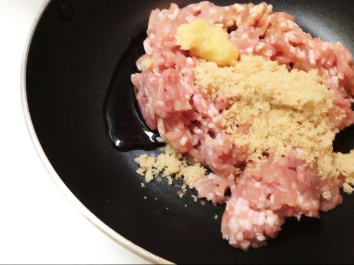 フライパンに 材料を 全部 入れます♪