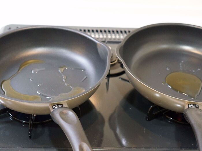 8.熱したフライパンに油をひきます