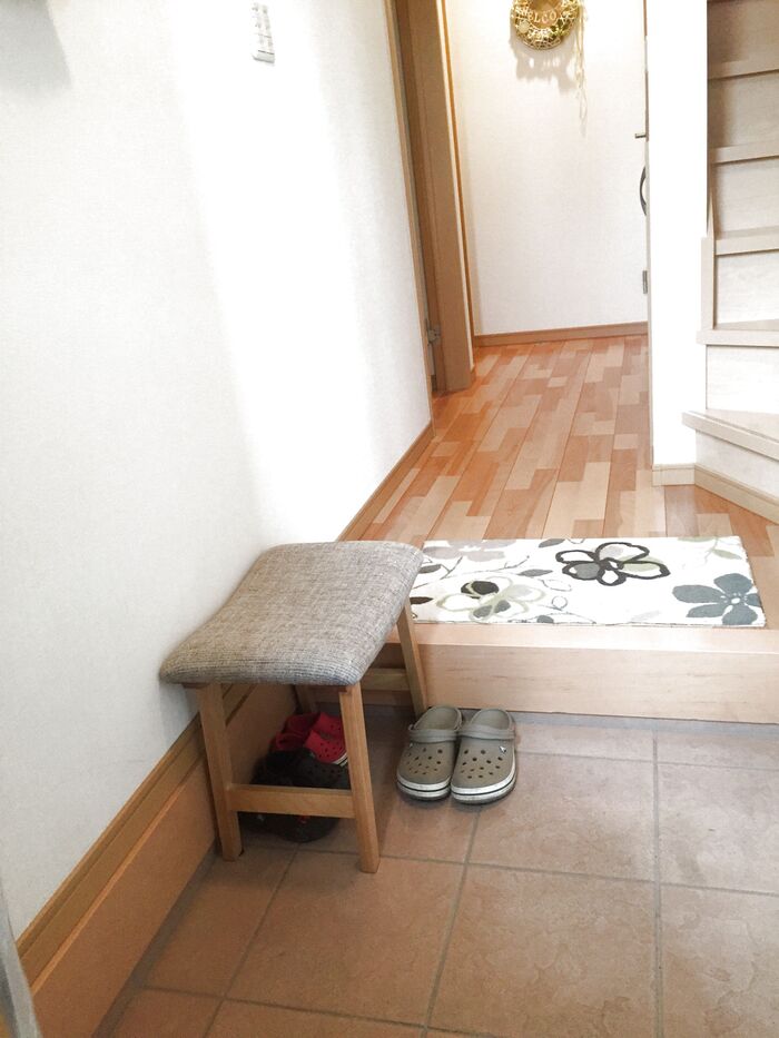 玄関に椅子を置くだけ☆靴を履きやすく見た目も豪華に
