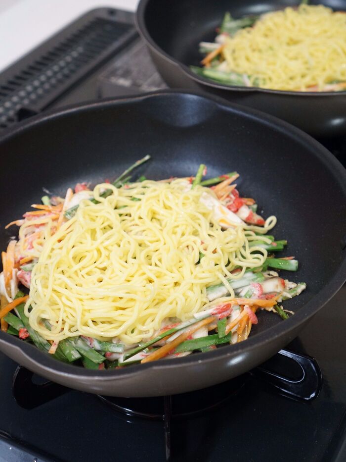 10.生地の上に麺をのせます