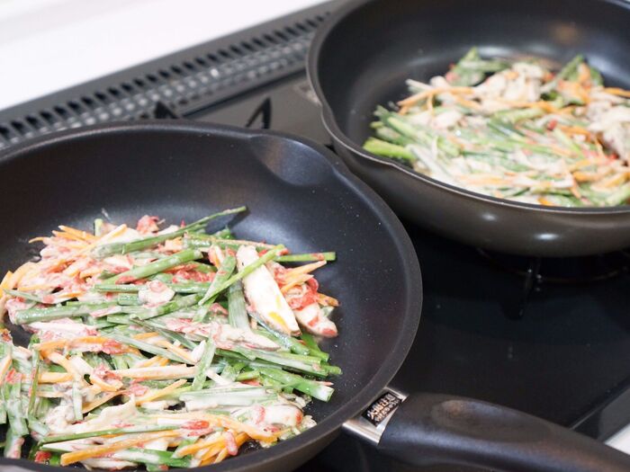 9.生地をフライパンに流します