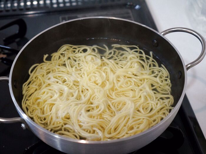 5.麺がほぐれたら火を止めます