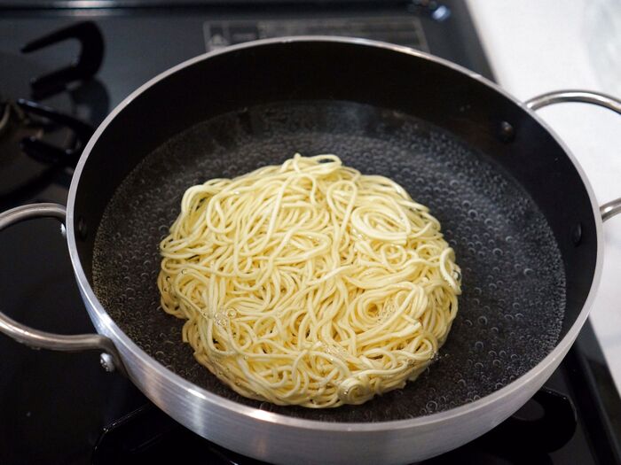 4.お湯を沸かして麺を茹でます