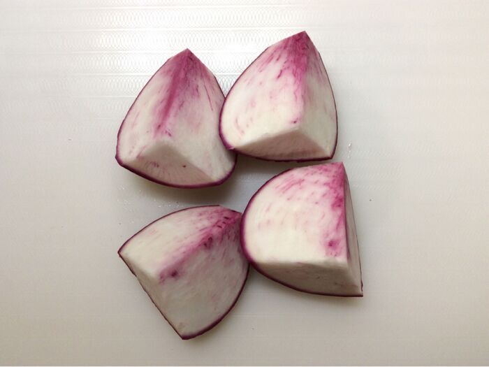 赤かぶを 4つに 切ります♪