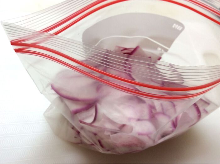 ジッパー付きの 袋に 材料を入れます♪