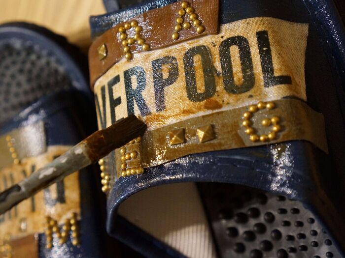 ⑤木製ニスで汚しペイントをします。