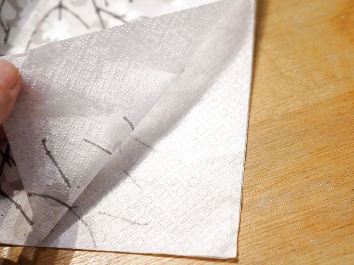 ①3枚重ねのペーパーを1枚剥がします。