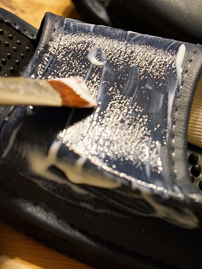 ②デコパージュ液を塗る