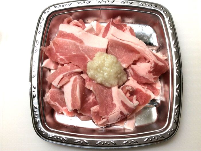 豚肉に 塩麹を まぶします♪